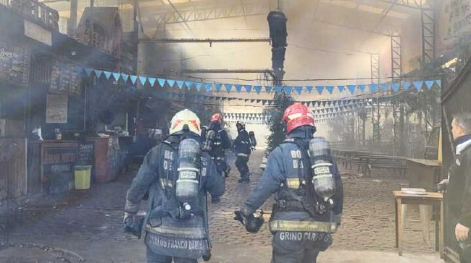 se-incendio-un-local-en-el-patio-de-los-lecheros-y-dos-personas-quedaron-internadas