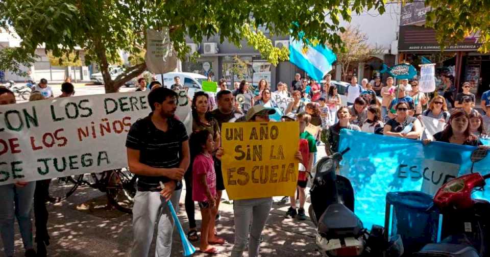 Familias de la Escuela 95 reclamarán con velas por el avance de la obra en Roca