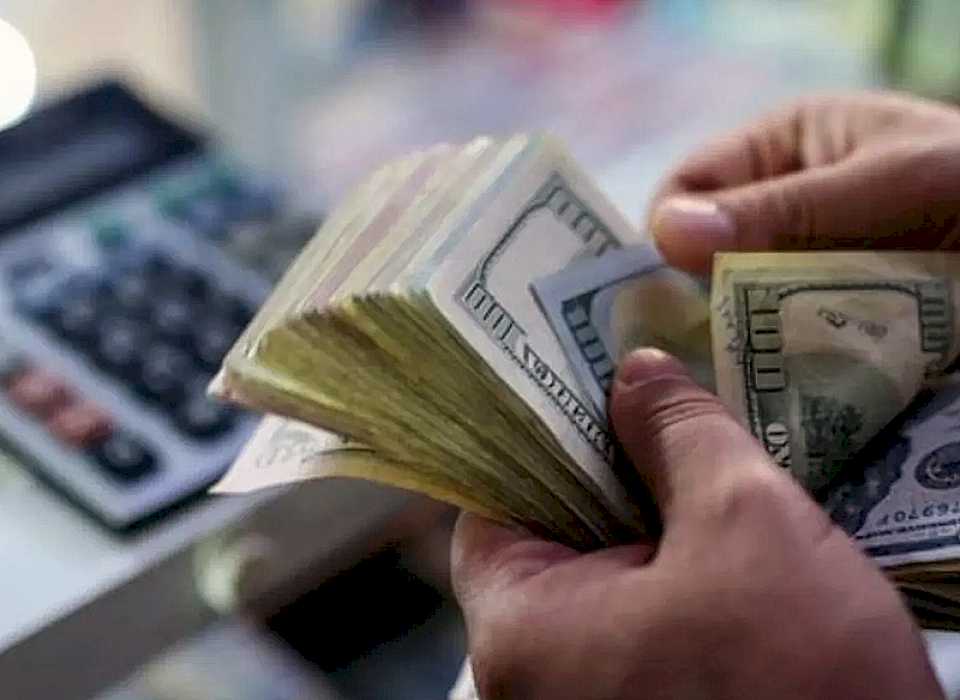 El dólar blue sube en el inicio de la semana corta