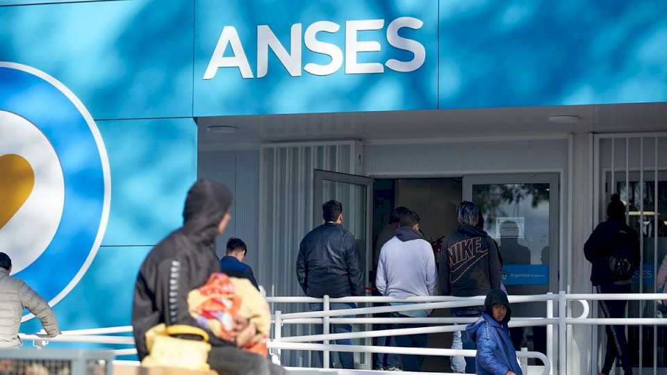 anses:-quienes-cobran-esta-semana-que-incluye-dos-feriados