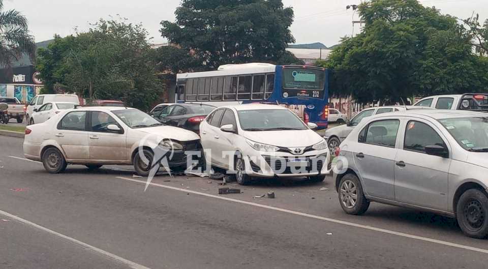 un-triple-choque-en-la-avenida-paraguay-dejo-un-herido-y-provoco-un-caos-vehicular