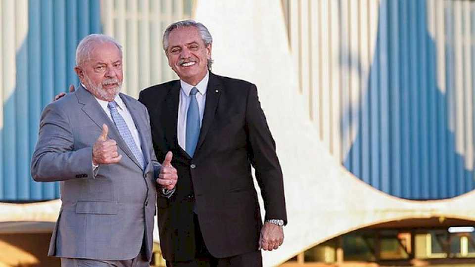 fernandez-llego-a-brasil-y-esta-reunido-con-lula:-foco-en-inversiones-y-el-fortalecimiento-de-reservas