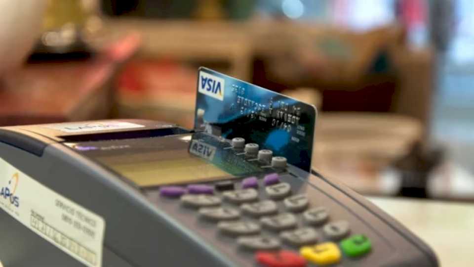 AFIP vigila cuentas y compras con tarjeta: hasta qué montos se puede gastar