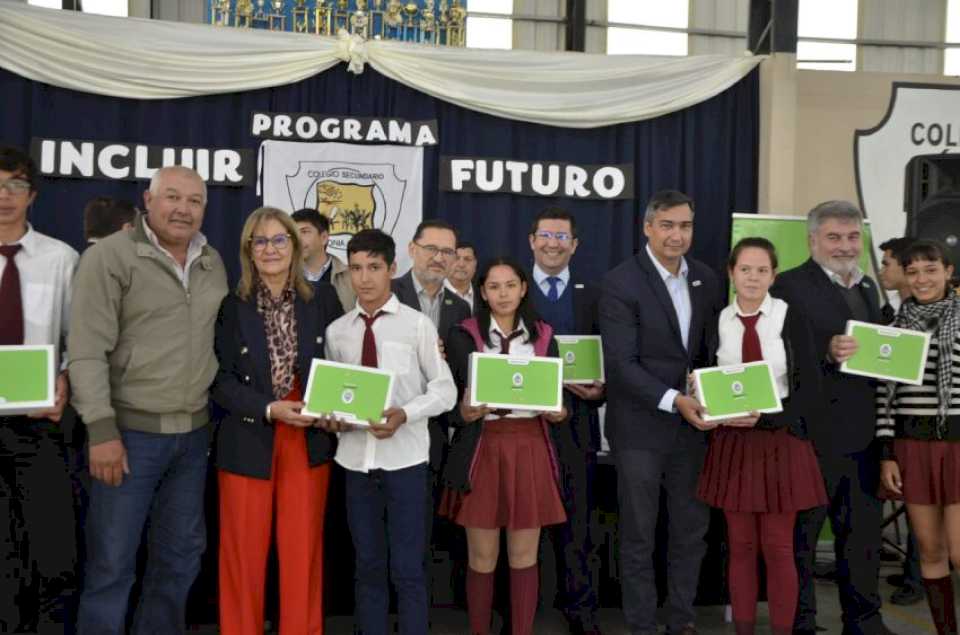 El Ministerio de Educación entregó notebooks en escuelas de Colonia Carolina y Goya