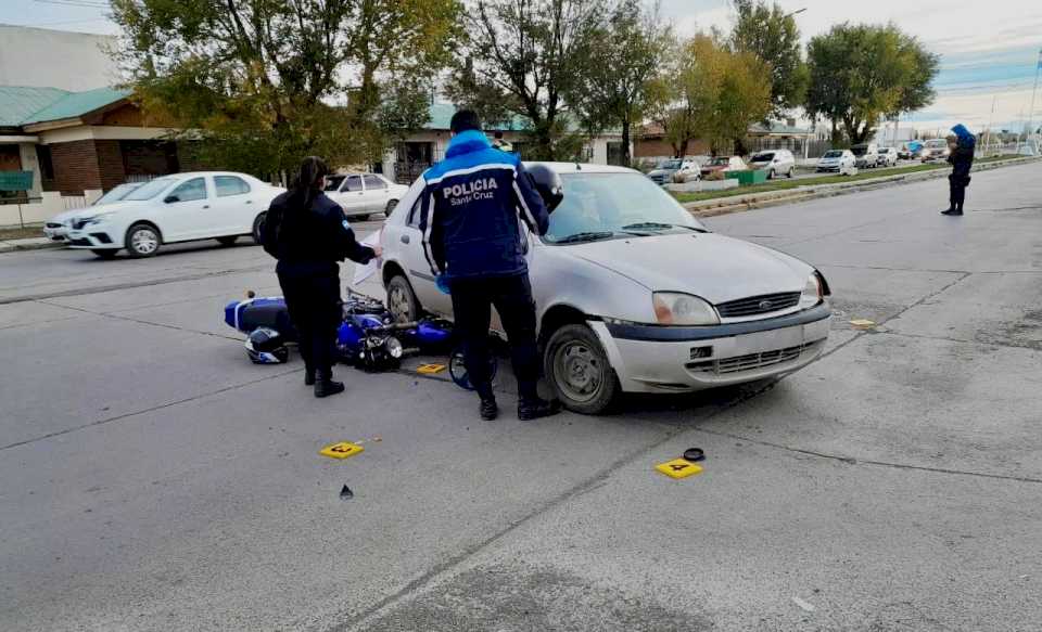 Motociclista con lesiones graves tras chocar con un auto