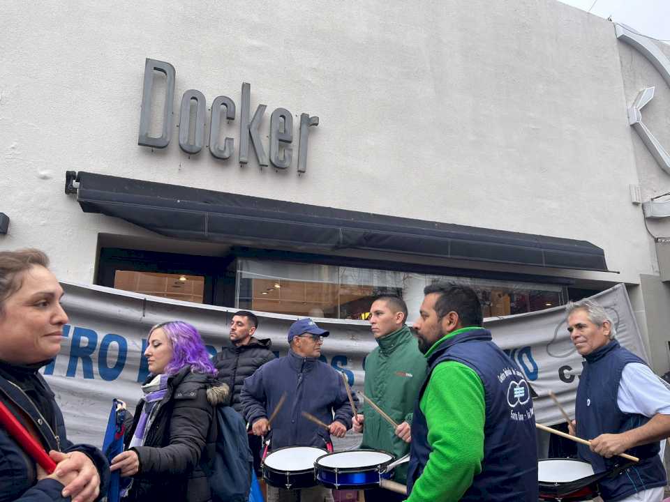 el-cec-se-manifesto-frente-a-una-tienda-centrica-de-santa-rosa