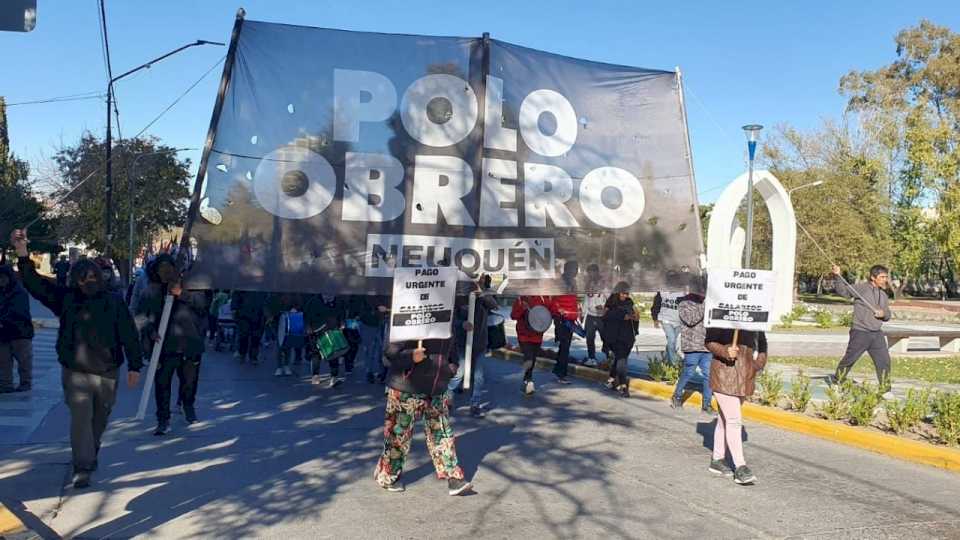 El ministro Chapino reconoció atrasos en el pago de planes y criticó a las organizaciones sociales