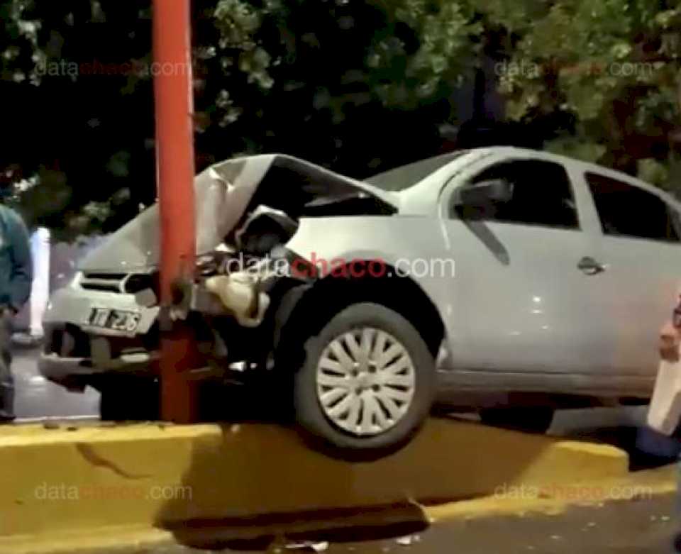 Embistió una columna de luz tras la explosión de un neumático