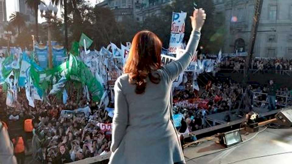 cristina-kirchner-reaparece-en-plaza-de-mayo-en-pleno-armado-electoral-del-frente-de-todos