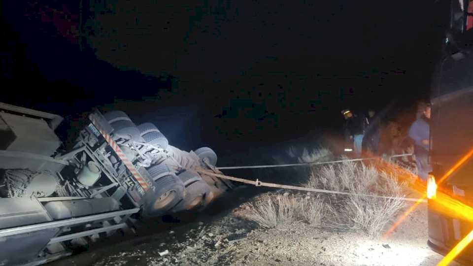 volco-en-la-ruta-7-un-camionero-de-brasil-que-viajaba-cargado-de-manzanas-hacia-chile