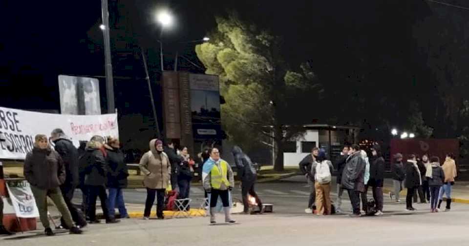 corte-en-el-aeropuerto-de-neuquen-por-los-«noquis»-en-desarrollo-social