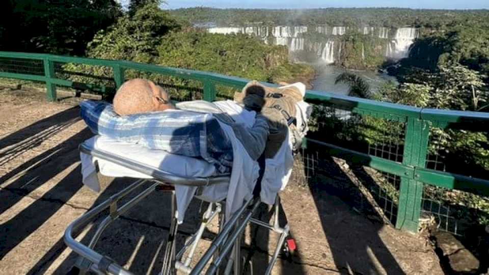 medicos-llevaron-a-un-paciente-con-cancer-a-las-cataratas-de-iguazu-para-que-cumplirle-el-sueno-de-verlas-en-vivo