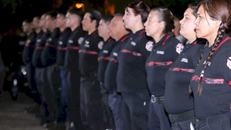 entregan-indumentaria-a-bomberos-voluntarios-de-ciudad