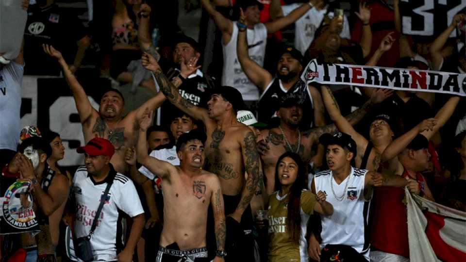 para-evitar-incidentes,-mendoza-decidio-custodiar-40-micros-con-hinchas-del-colo-colo-hasta-el-paso-a-chile