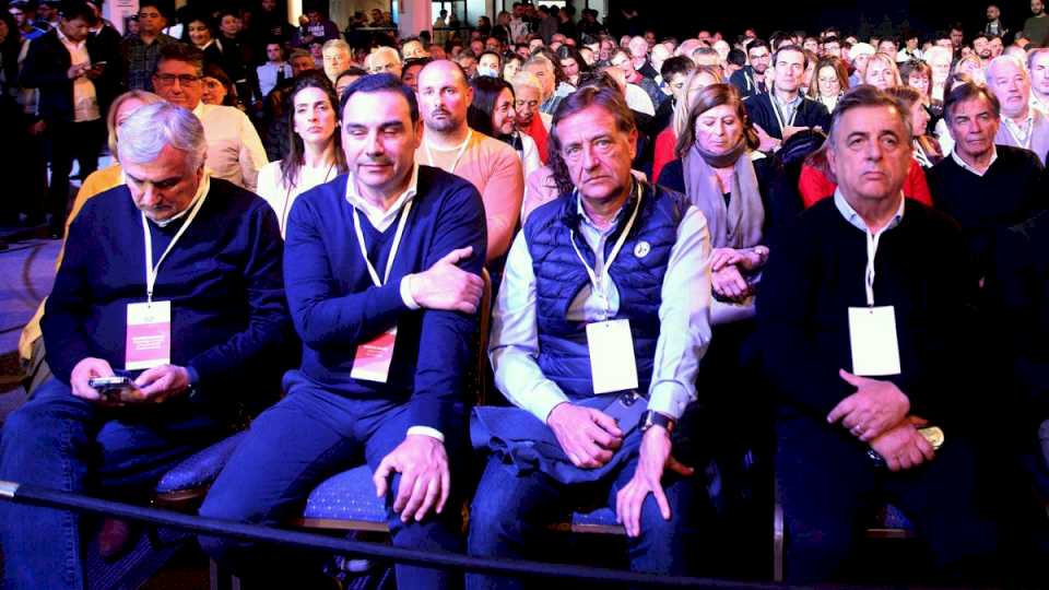 con-suarez-y-cornejo-la-convencion-radical-le-hizo-un-guino-a-rodriguez-larreta-y-reclamo-ampliar-jxc