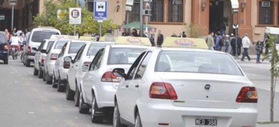 TAXIS Y REMISES PEDIRÁN UN AUMENTO DE ENTRE UN 30% Y UN 35% EN LA TARIFA