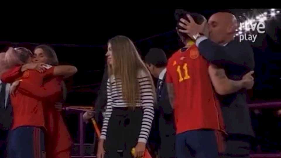 un-beso-en-la-boca-desato-una-polemica-enorme-que-llego-al-gobierno-de-espana-y-empano-la-gran-alegria-de-la-roja-en-el-mundial-femenino