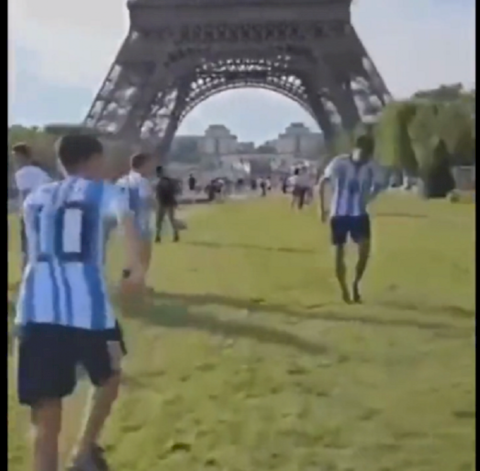 viral:-argentinos-recrearon-el-gol-de-di-maria-a-francia-frente-a-la-torre-eiffel