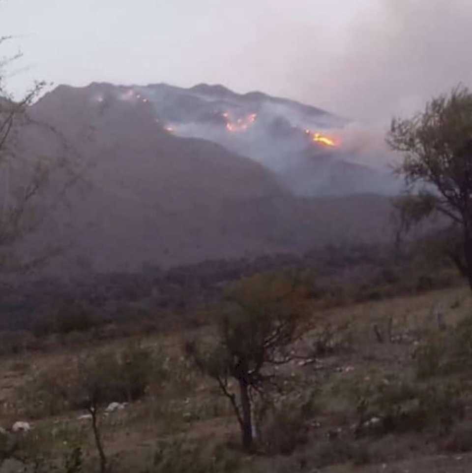 combaten-un-voraz-incendio-en-traslasierra