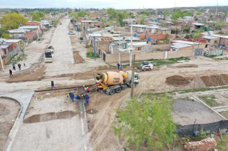 avanza-la-obra-del-barrio-fiske-menuco-con-la-construccion-de-cordon-cuneta,-una-nueva-cisterna-y-red-de-cloacas