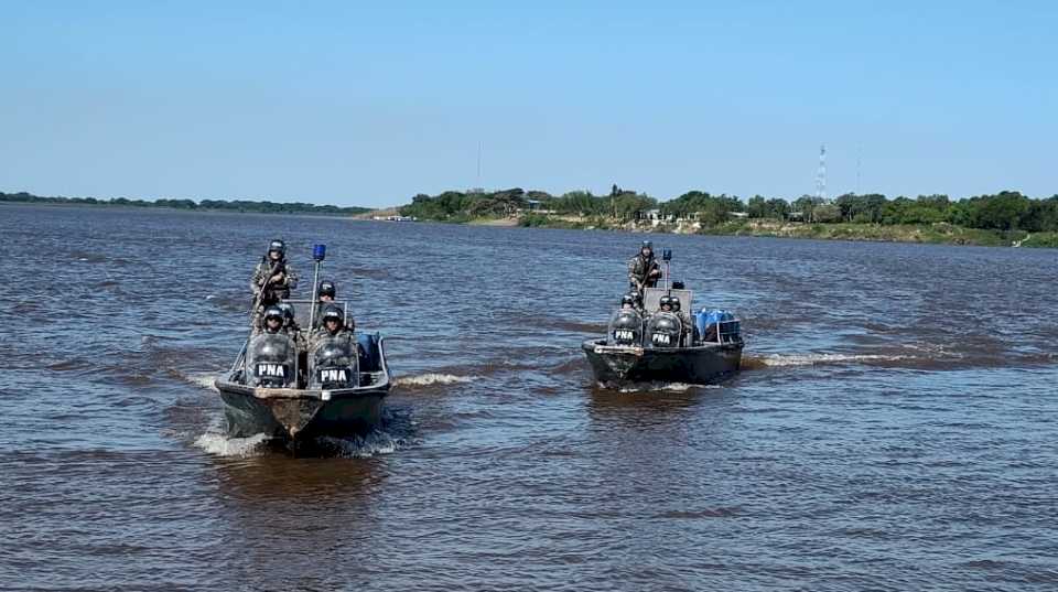 prefectura-secuestro-cargamento-de-combustible-de-contrabando-en-el-rio-paraguay