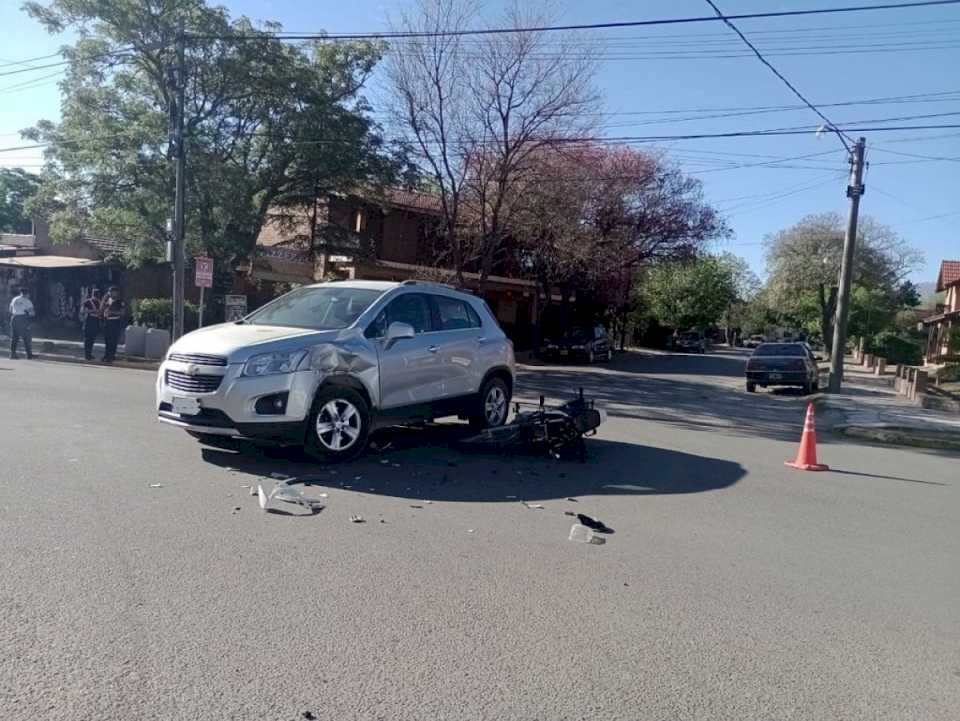 grave-accidente-de-transito-en-avenida-del-sol-involucro-a-una-camioneta-y-una-moto
