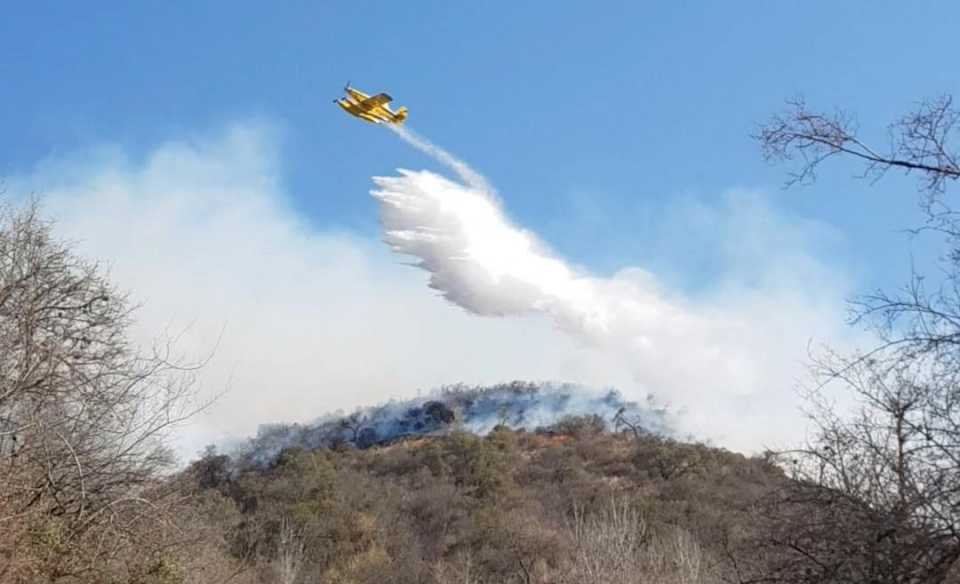 combaten-un-incendio-forestal-en-la-zona-de-totoral