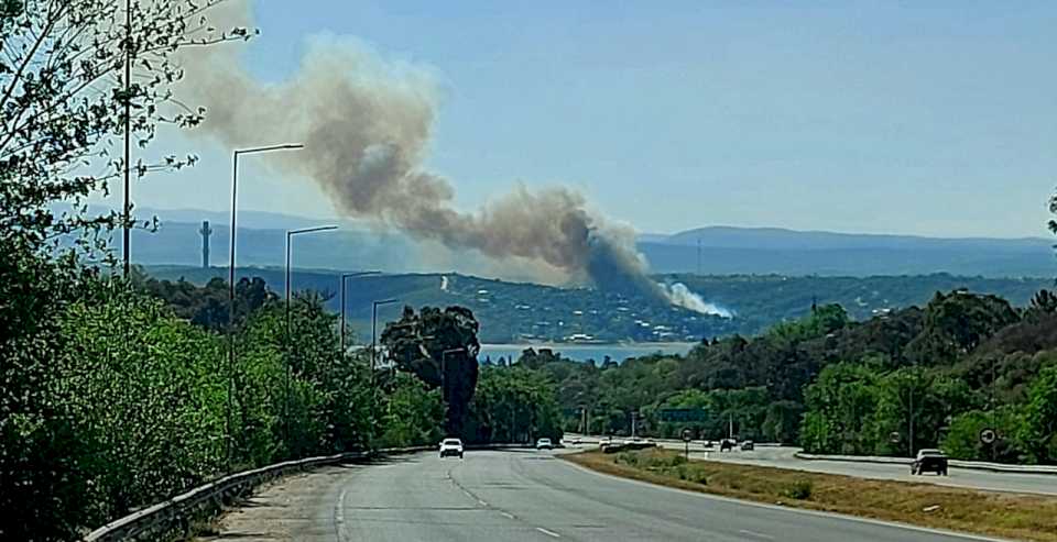 combaten-un-incendio-forestal-en-cercanias-de-el-pato