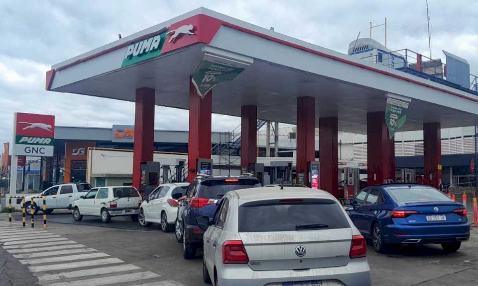 largas-colas-para-cargar-combustible-en-villa-carlos-paz