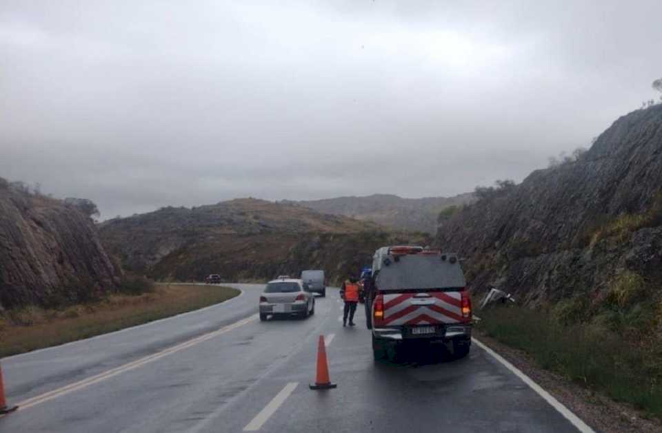 volco-un-auto-en-la-ruta-de-las-altas-cumbres:-hay-tres-heridos