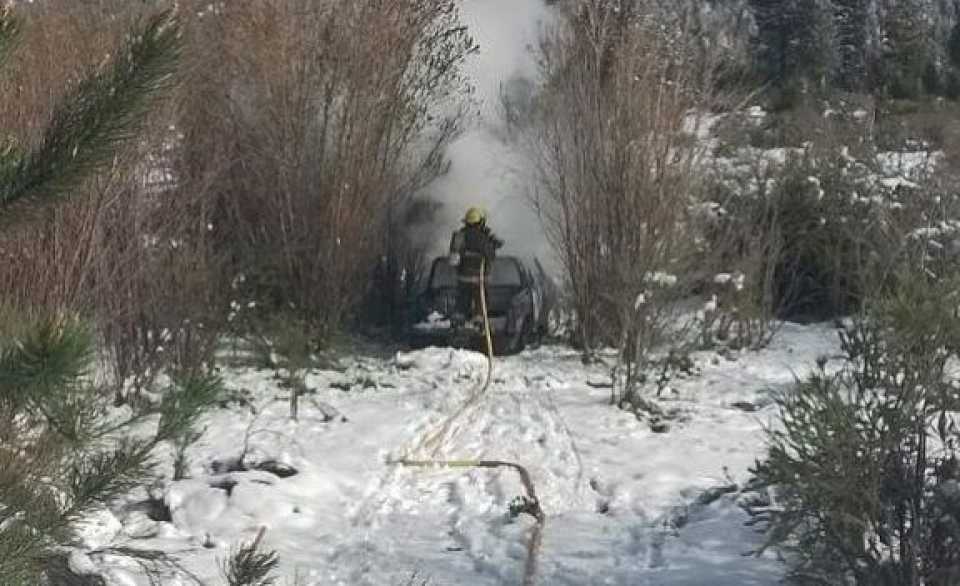 una-camioneta-se-incendio-cerca-del-arroyo-nireco