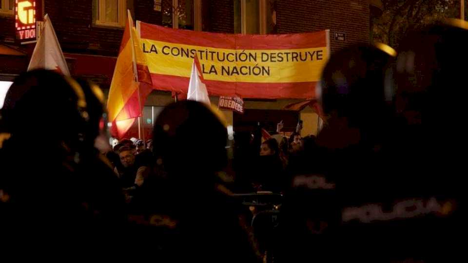 miles-de-personas-se-manifiestan-en-la-sede-del-psoe-en-madrid