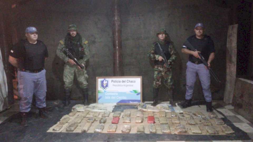 buscaban-evacuados-y-hallaron-dos-bolsas-llenas-de-marihuana