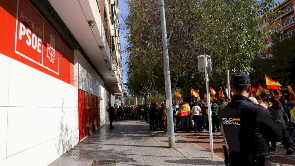 protesta-de-vox-ante-la-sede-del-psoe-de-cordoba