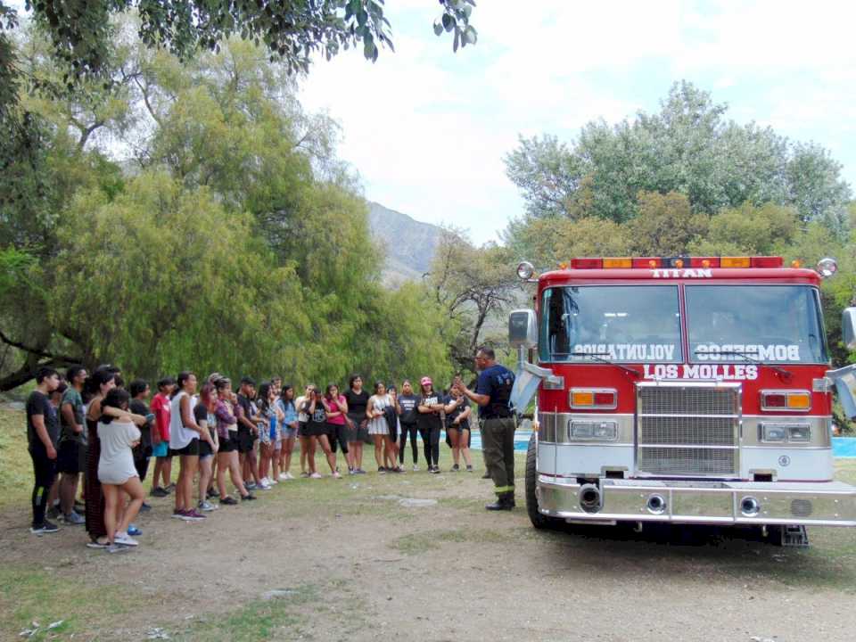 bomberos-de-los-molles-compartieron-sus-conocimientos-con-estudiantes-de-la-escuela-288