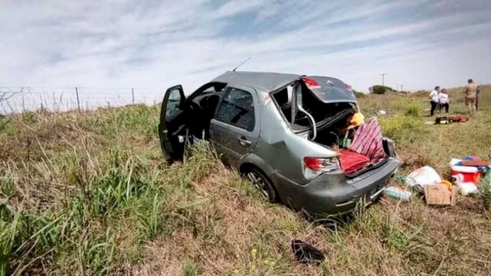 jubilados-viajaban-a-villa-de-merlo-por-el-fin-de-semana-largo:-volcaron-y-murio-una-mujer