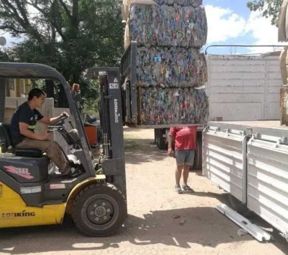 5.500-kilos-de-botellas-plasticas-encaminadas-desde-villa-de-merlo-a-la-cadena-industrial