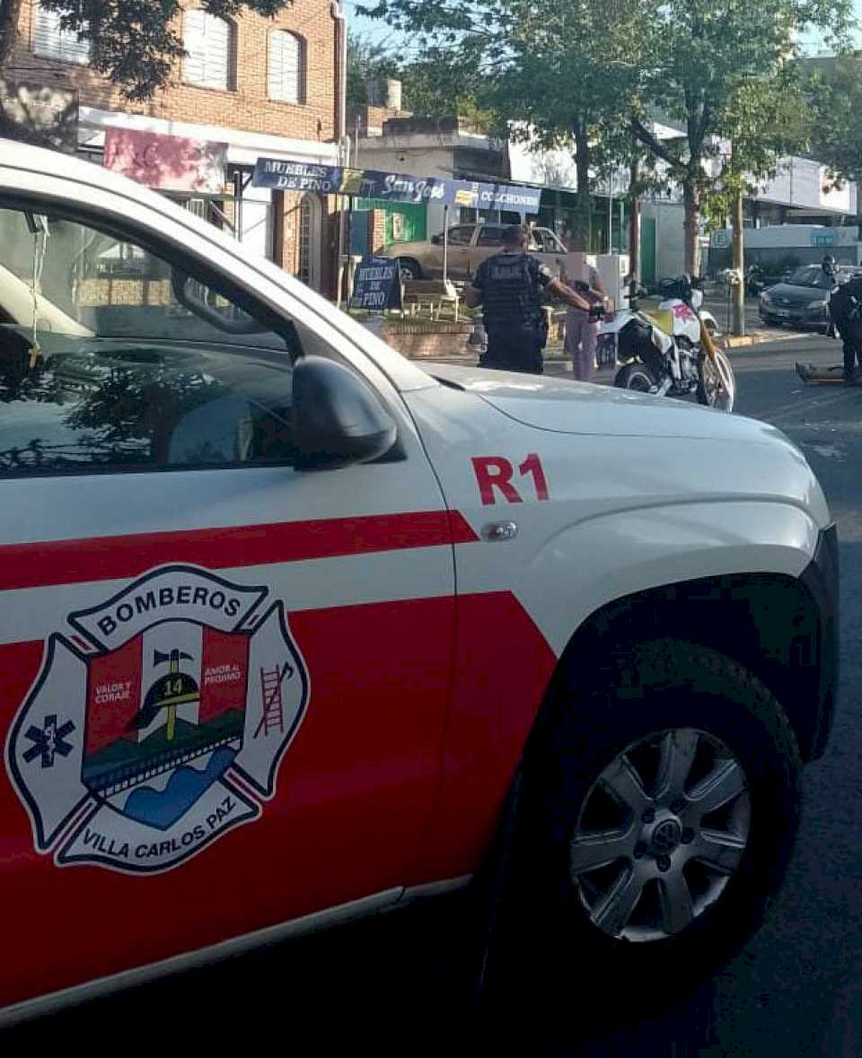 carlos-paz:-iban-en-una-moto-y-sufrieron-heridas-al-chocar-con-un-auto