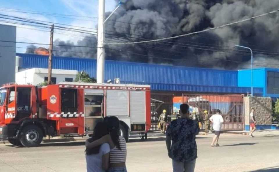 devastador-incendio-en-empresa-neuquina