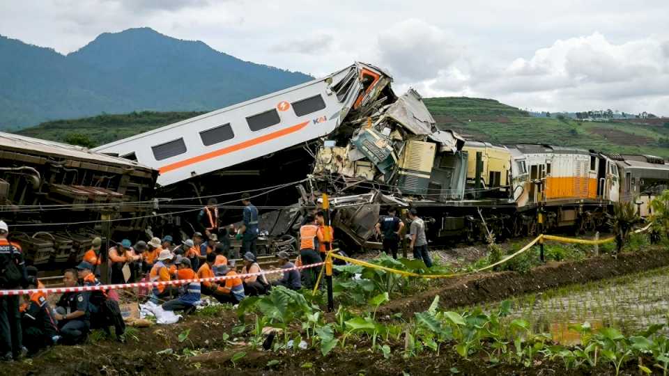 tres-muertos-y-28-heridos-por-choque-de-trenes-en-indonesia