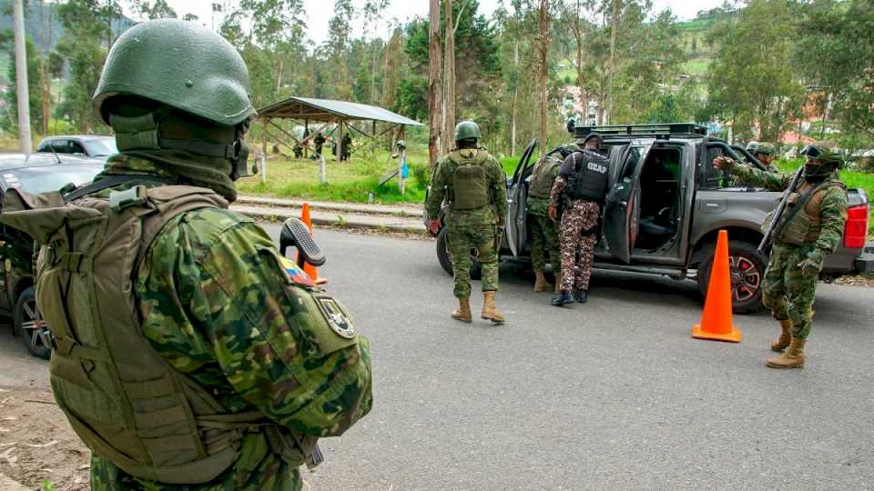 setenta-detenidos-y-10-muertos,-el-balance-de-la-crisis-de-violencia-narco-en-ecuador