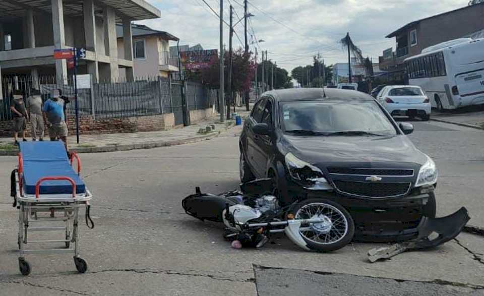 dos-mujeres-heridas-tras-un-choque-entre-una-moto-y-un-auto-en-carlos-paz