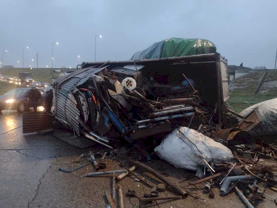 chofer-herido-al-volcar-un-camion-en-la-avenida-circunvalacion