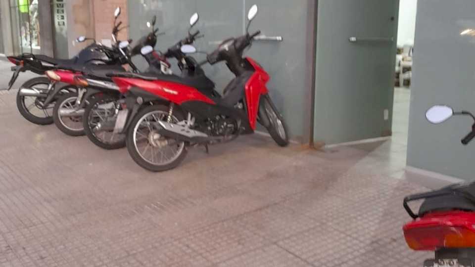 avenida-belgrano:-quejas-por-estacionar-motos-en-la-vereda