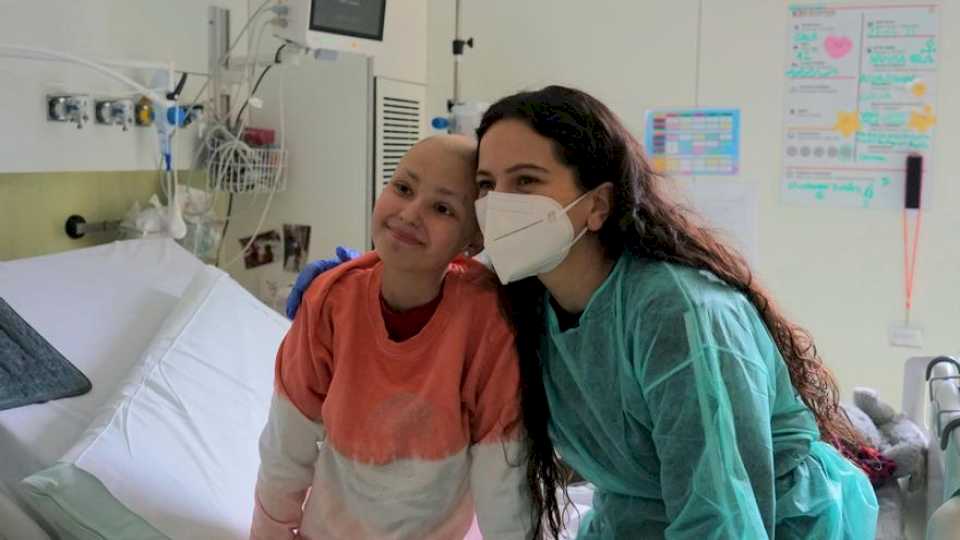 rosalia-visita-a-los-ninos-con-cancer-del-hospital-sant-joan-de-deu-de-barcelona