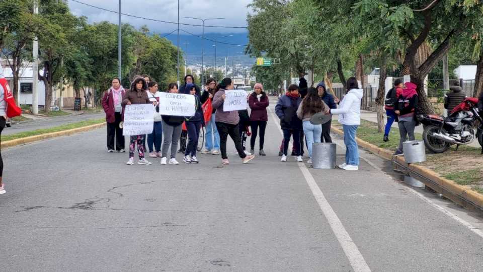 cocineras-contra-el-hambre-se-manifestaron-frente-a-casa-de-gobierno