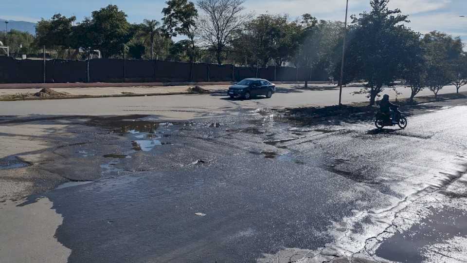 reclamos-por-perdida-de-agua-en-av.-manuel-navarro-y-bicentenario