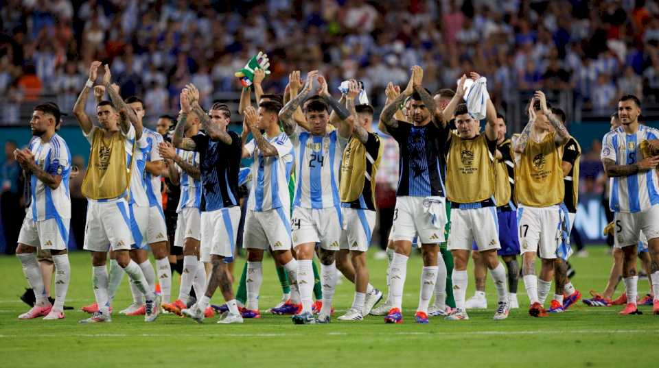 la-insolita-razon-por-la-que-sacaron-el-cesped-del-estadio-en-el-que-la-seleccion-argentina-le-gano-a-peru