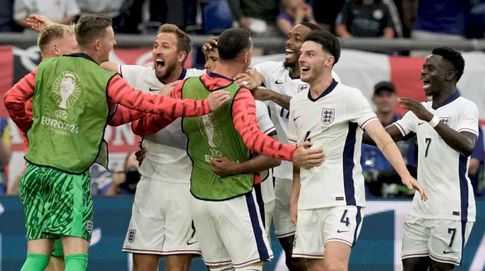 hinchas-ingleses-se-iban-del-estadio-decepcionados-con-el-equipo,-escucharon-un-gol-y-volvieron-a-entrar