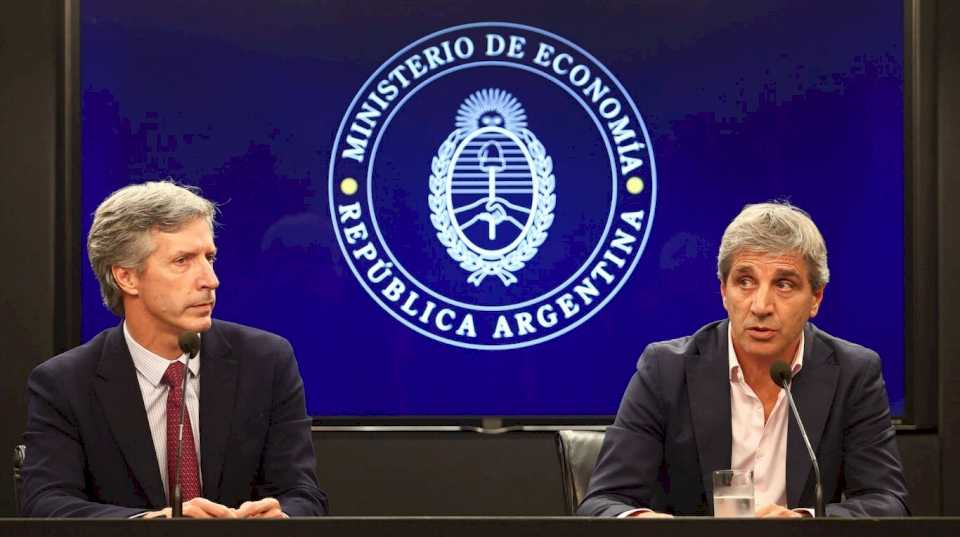 lejos-de-la-salida-del-cepo,-el-gobierno-cita-a-los-bancos-para-empezar-la-segunda-fase-de-su-plan-economico